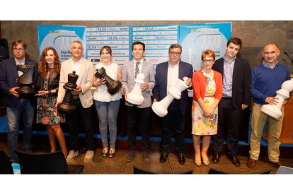 Emilio Orejas, Cristina Santos, Isidoro Martínez, Marta Mejías, Alfonso Lahuerta, Marcelino Sión, María Jesús Soto, Jaime Santos y Emilio Lombas en la presentación. RAMIRO