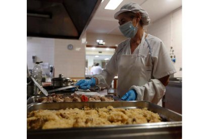 La cocina del comedor social de Asleca tiene listos los fogones y los encargos para cocinar los menús de Navidad.