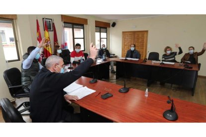 Imagen de archivo de un pleno en la casa consistorial del Ayuntamiento de Cacabelos. L. DE LA MATA