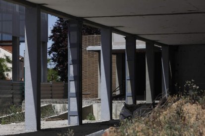 Parte de los pilares del centro de salud se han forrado con un refuerzo exterior metálico. FERNANDO OTERO