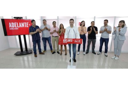 Javier Alfonso Cendón, con los candidatos socialistas al Congreso y al Senado. FERNANDO OTERO