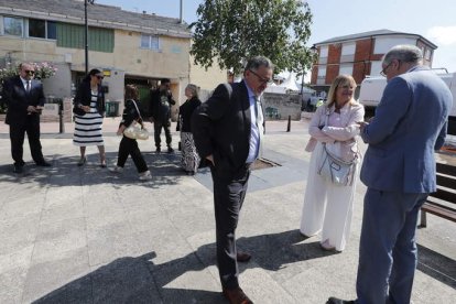 Ramón, de espaldas, y Marco Morala, al fondo, antes de la procesión en Santo Tomás. ANA F. BARREDO