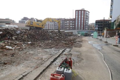 Trabajos de demolición en la nueva área urbana de la ciudad.