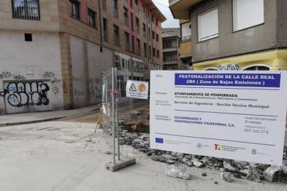 Obras en la calle Real, dentro de la Zona de Bajas Emisiones de Ponferrada. L. DE LA MATA