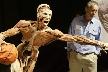 La exposición ‘Body Worlds’ muestra tejidos humanos inyectados con plástico para su preservación. ARMANDO ARORIZO