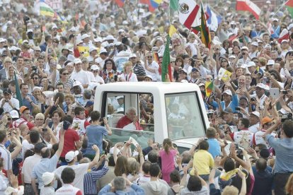 El papa es recibido por una multitud a su llegada al escenario en el que tuvo lugar la misa.