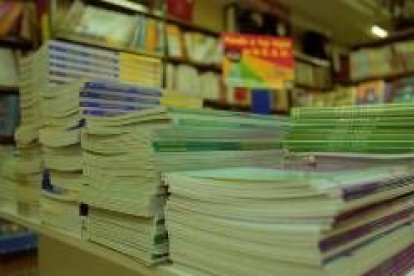 La compra de libros de texto supone un fuerte gasto para las familias