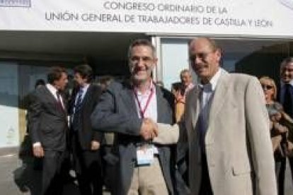 Agustín Prieto y Mariano Carranza se saludan al inicio del congreso que concluye hoy en León