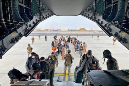 Un primer grupo de españoles y colaboradores afganos embarcan en el primer avión A400 de las Fuerzas Armadas de España. DL