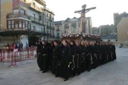 El paso procesional del Cristo de la Esperanza, ayer noche en el vía crucis del casco viejo