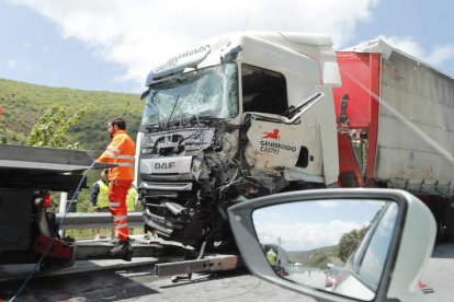 Así quedó uno de los dos camiones involucrados en el accidente a la altura de Laballos. L. DE LA MATA