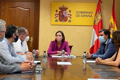 Foto facilitada por el Ministerio de la reunión de Maroto con representantes de la Junta. L. DE LA MATA