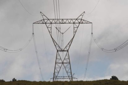 Fotografía de torretas eléctricas en el municipio de Villagatón. JESÚS F. SALVADORES