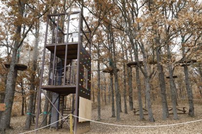 A cinco metros de altura, un sistema de lianas, puentes y tirolinas componen este parque multiaventuras de Almanza. Tiene tres circuitos de diferente dificulta, uno de ellos especialmente diseñado para niños, situado a dos metros de altur