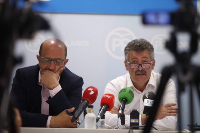 Francisco Castañón y Ángel Calvo, ayer, durante la rueda de prensa en la sede del PP leonés. RAMIRO