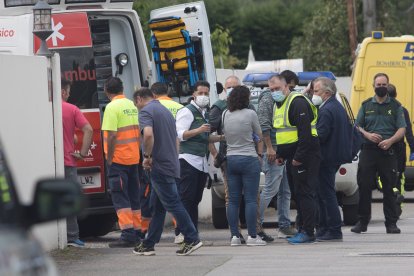 Un momento de la intervención de los equipos sanitarios. MIKI LÓPEZ / LA NUEVA ESPAÑA