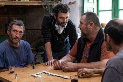 Luis Zahera, a la izquierda, durante el rodaje de ‘As Bestas’, filmada en escenarios del Bierzo. DL