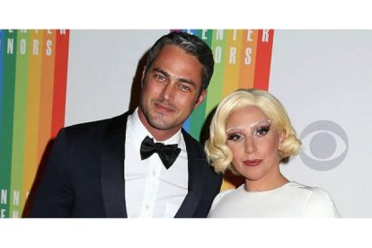 Lady Gaga con su prometido, el actor y modelo Taylor Kinney.