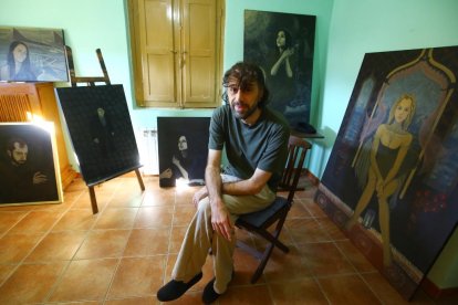 Alain Yebra, escritor y pintor afincado en el Bierzo, junto a varias de sus obras en su casa de Toral de los Vados (León)