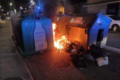 Los bomberos recibieron una docena de avisos por contenedores incendiados en una franja horaria de cuatro horas y media, entre las 23.00 y las 3.30 horas. DL