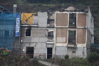 Dos de las viviendas quedaron destrozadas y la tercera se vio afectada en el tejado