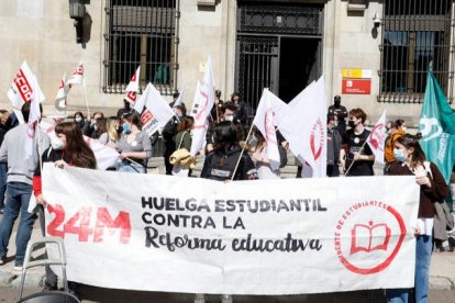 Los estudiantes se concentraron ante la Subdelegación de Gobierno para mostrar su rechazo a las nuevas leyes. MARCIANO PÉREZ