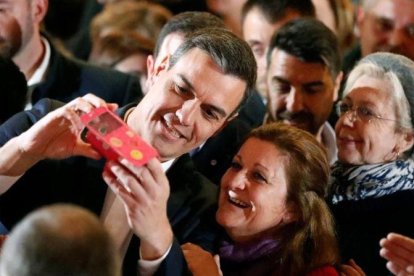 Pedro Sánchez hace un selfie con una simpatizante socialista en Gijón, el pasado miércoles.