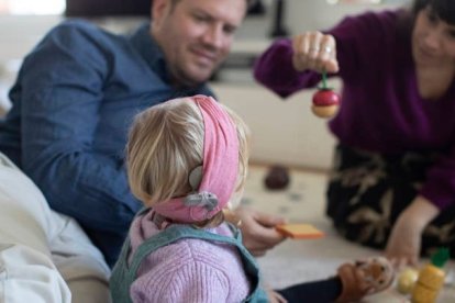 Fotografía de dos padres con su hija. MARTA PÉREZ