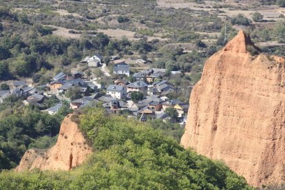 La localidad de Las Médulas, tras los picachos de arcilla del paraje arqueológico. ANA F. BARREDO