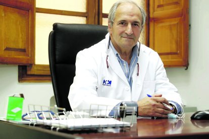 Adolfo Vélez, en la consulta de HM Hospitales La Regla. RAMIRO