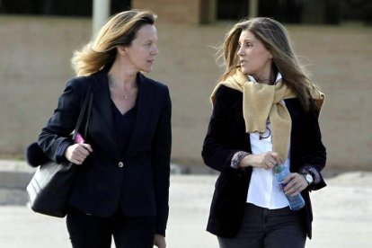 Rosalía Iglesias (d), mujer del extesorero del PP Luis Bárcenas, acompañada de su abogada (i) a su salida, esta tarde, de la prisión de Soto del Real.