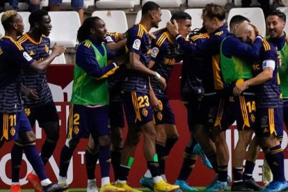 Los jugadores de la Deportiva celebran con Edu Espiau el gol del jugador canario que dio la victoria al equipo berciano en el minuto 90 en el partido en Albacete. MORENO