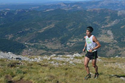 El corredor leonés en el elemento en el que asegura sentirse plenamente feliz: la montaña, un territorio agreste donde predominan las emociones