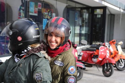 Decenas de vespas y lambrettas llegaron a la una de la tarde a Espacio Vías después de su tradicional circuito por el centro de la ciudad