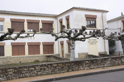 Edificio donde se encuentra la biblioteca de Boñar. CAMPOS