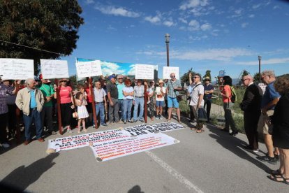 Los vecinos de las dos pedanías volvieron a cortar el acceso al pueblo de Las Médulas. ANA F. BARREDO