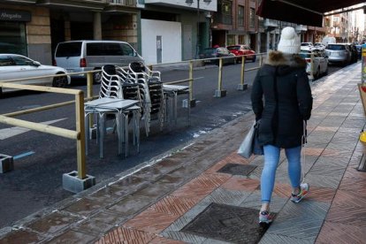 Desde la pandemia se permitió ocupar plazas de aparcamiento para sacar las terrazas de las aceras a menos de 1,8 metros de la fachada. FERNANDO OTERO