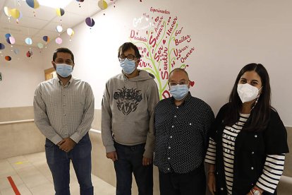 Luis Pablo y Manuel, en el centro, junto al profesor Luis Álvarez y la coordinadora de Empleo de la Asociación Salud Mental León. MARCIANO PÉREZ