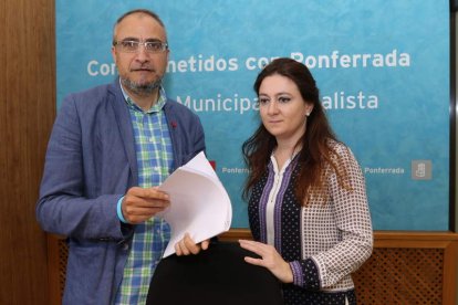 Olegario Ramón y Paula Rodríguez, minutos antes de la comparecencia de ayer. L. DE LA MATA