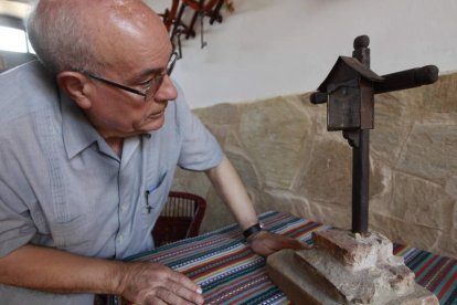 Aunque reside en Barcelona desde hace años, el padre Juan José Gallego no se olvida de su tierra natal y suele pasar los veranos en Castrillo de los Polvazares.