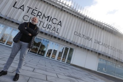 El director de la Fundación Ciudad de la Energía, Arsenio Terrón, en el acceso a La Térmica Cultural. ANA F. BARREDO