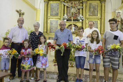 Los nietos y los abuelos comparten ramos y misa. ACACIO DÍAZ