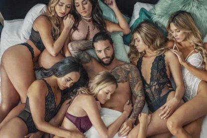 La imagen de Maluma rodeado de chicas semidesnudas, uno de los últimos focos de polémica del cantante colombiano.