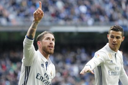 Sergio Ramos celebra su primer gol ante el Málaga, en el Bernabéu.