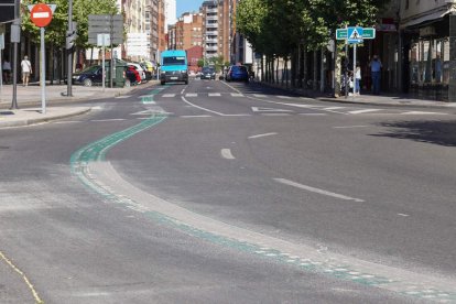 Los primeros tramos de línea verde con botones empezaron a borrarse ayer. MIGUEL F. B.