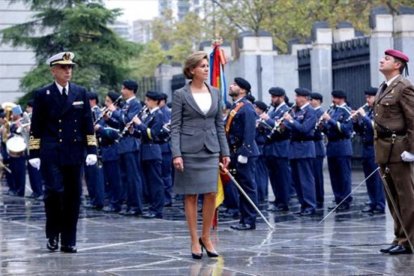 Cospedal pasa revista a las tropas que le rinden honores, el 4 de noviembre, día que tomó posesión de su cargo.