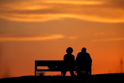 Dos jubilados disfrutan de un atardecer de verano. MANUEL LORENZO