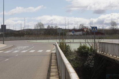 Vista con fondo apocalíptico de la traza del vial, en la Lastra, a la altura del Torío, donde se pierde la línea. FERNANDO OTERO