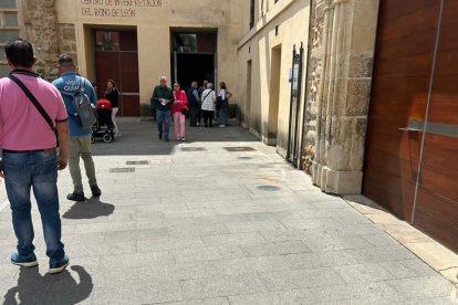 La cola del colegio electoral afectado, instantes después de los hechos. DL