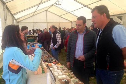 Los miembros del PP durante su estancia en la feria de Oseja de Sajambre. DL